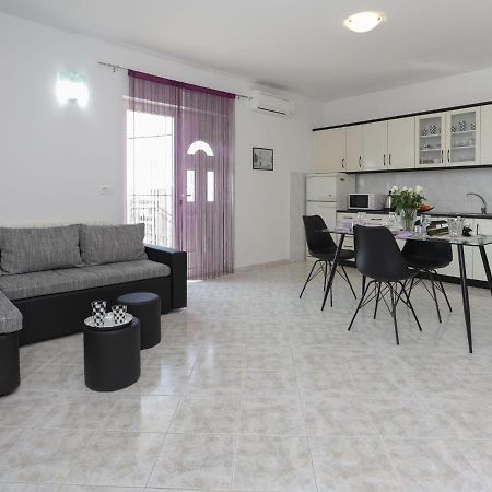 Enchanting Apartment In Ka Tel Gomilica Near Beach Каштела Екстер'єр фото